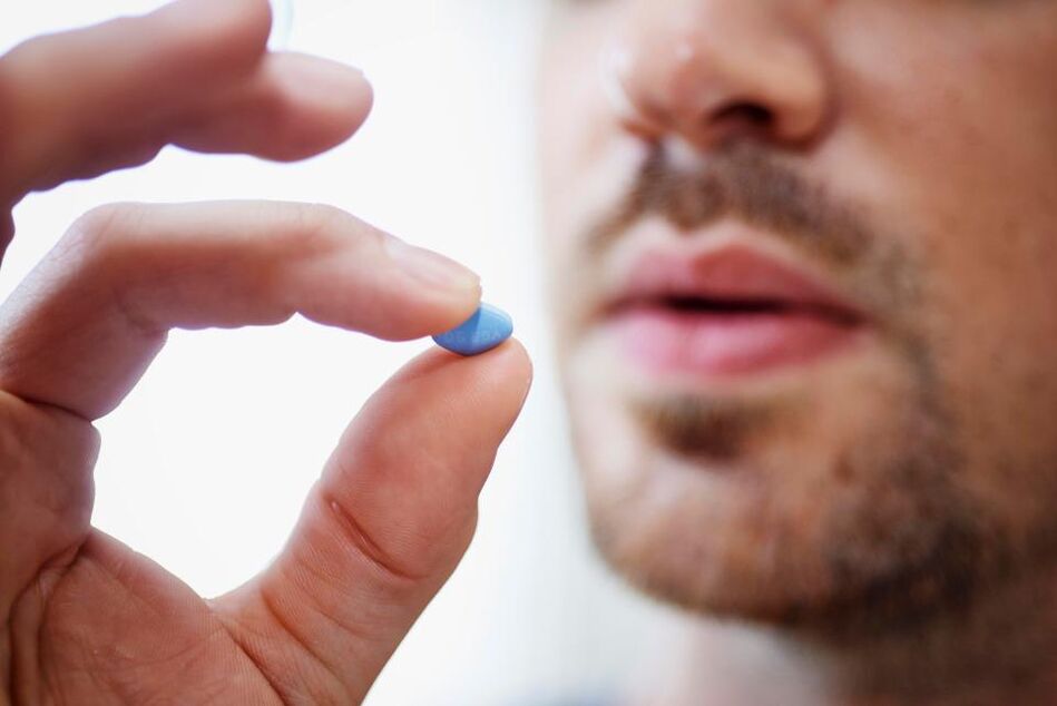 muž bere pilulku na stimulaci potence