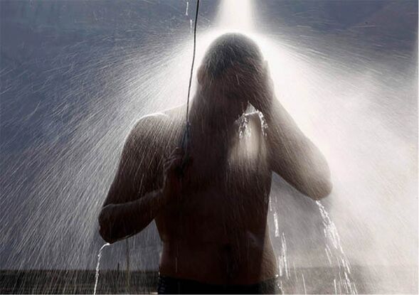 Pokud se muž cítí unavený, musí si dát kontrastní sprchu