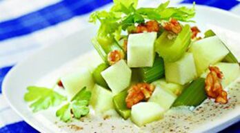 Jablečný salát s celerem a ořechy