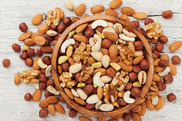 Různé ořechy pro zdraví mužů